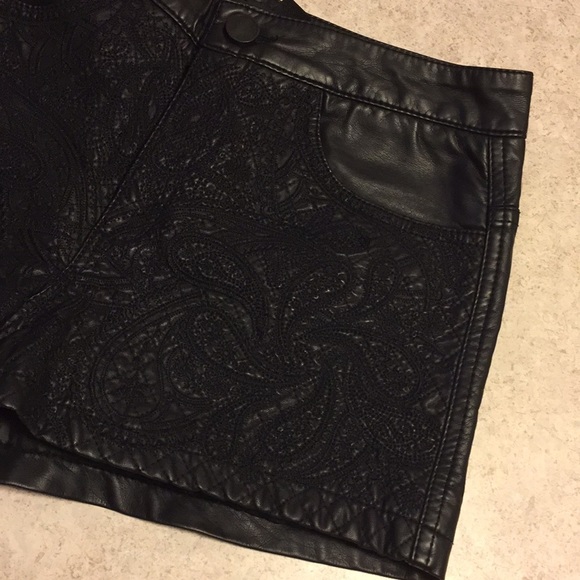 FOREVER 21 BLACK QUILTED FAUX LEATHER BLACK SHORTS - Picture 4 of 7
